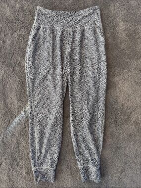 Old Navy Black and White Dotted Joggers - pockets, cuffed bottoms - NWOT